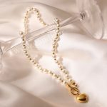 Κολιέ πέρλες με κρεμαστή χρυσή καρδούλα