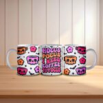 Κούπα 350ml με quote Hocus Pocus I Need Coffee To Focus και σχέδια κρανίων και λουλουδιών